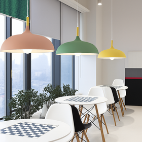 Suspension en aluminium de couleur et tige en bois Wood